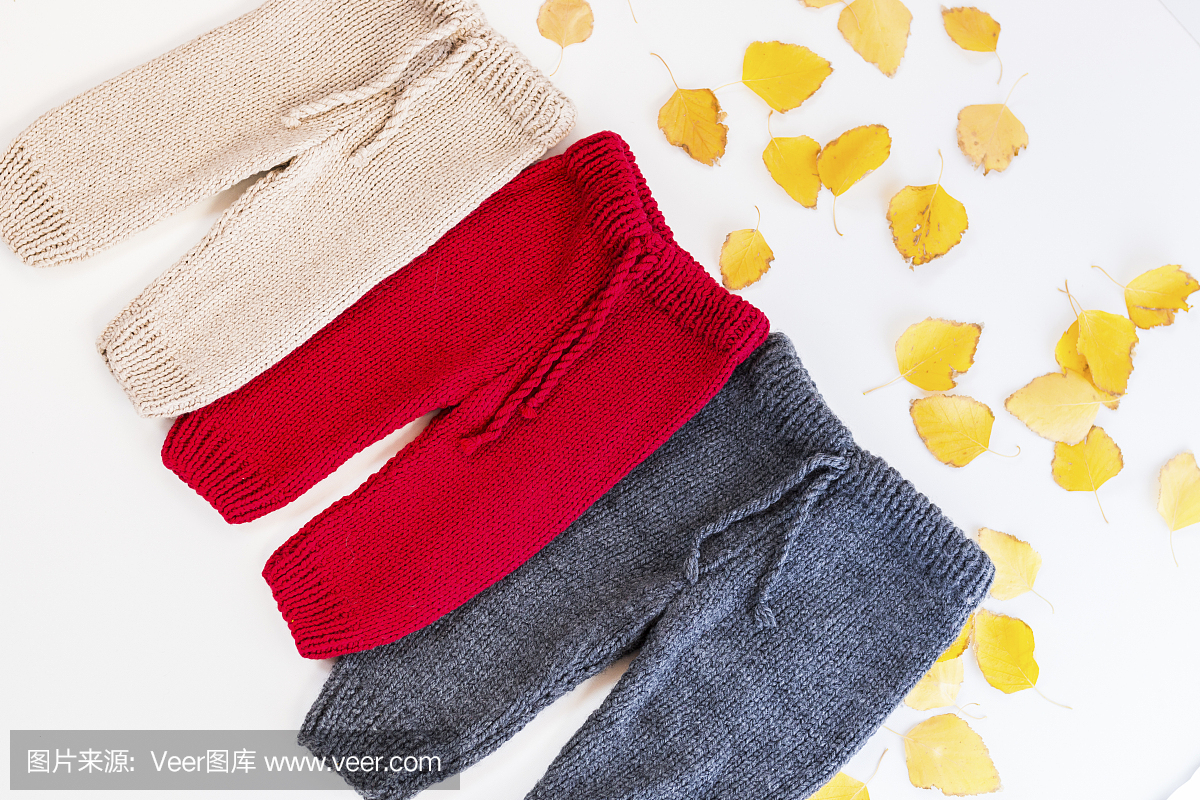 红色,灰色和米色的针织幼儿裤子
